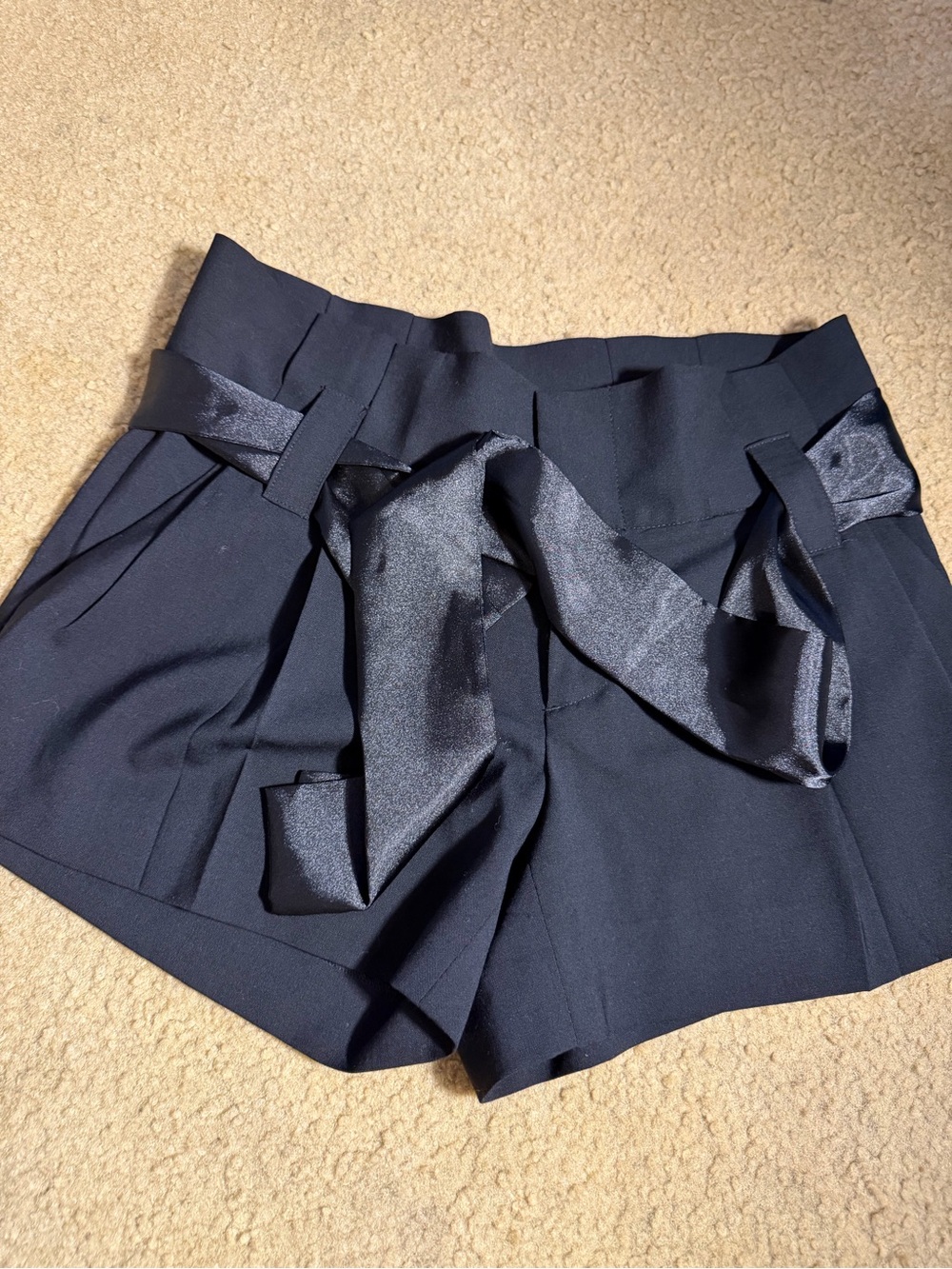 Alice + Olivia Black High Waist Belted Pleated Shorts Women’s Size 4